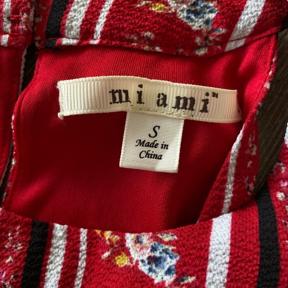 High neck patterned romper with keyhole opening - Picture 6 of 9